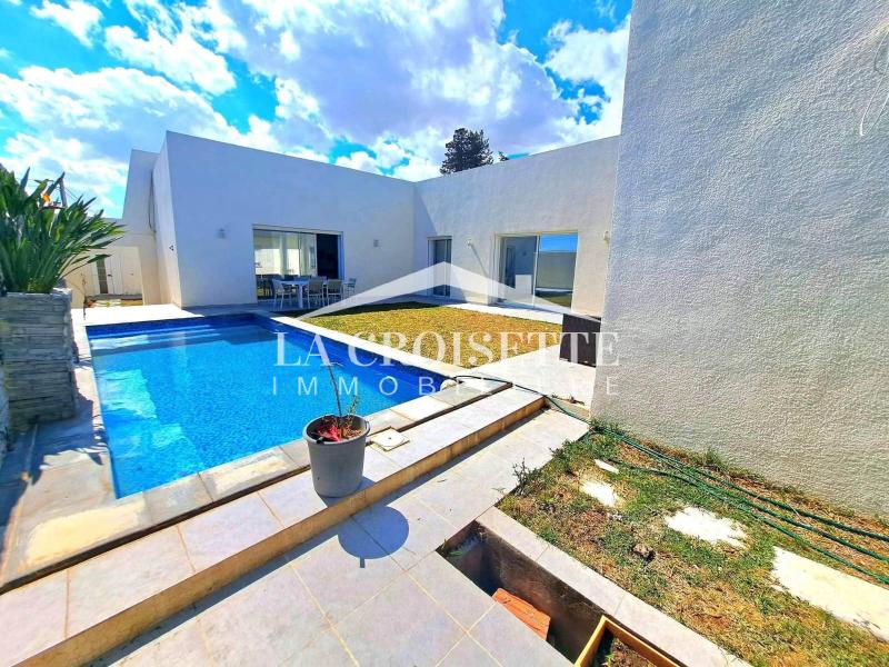 Villa plain-pied S+3 avec piscine à La Soukra 